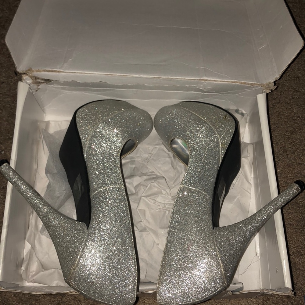HEELS - Picture 3 of 5